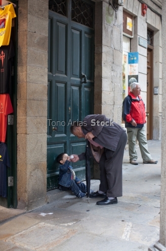 Abuelo con neto nunha rúa de Santiago de Compostela, Galicia