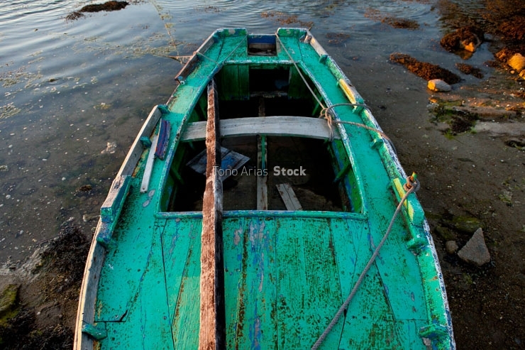 Barca abandonada, ría de arousa, Galicia