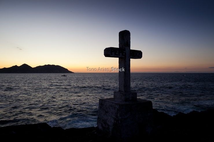 Cruz en Cabo Home, costa de Galicia, rías Baixas