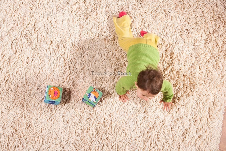 Nena na alfombra