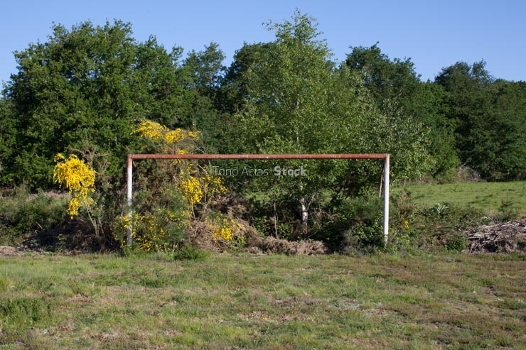 Porteria de campo de futbol abandonado