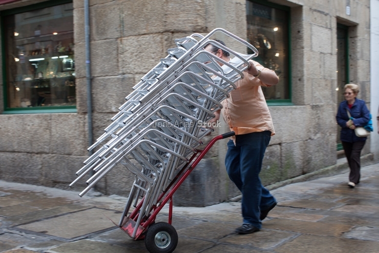 Transportando sillas, Santiago de Compostela, Galicia