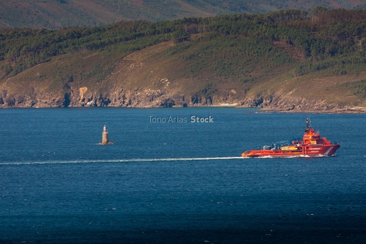 Barcos na entrada de Cee, Costa da Morte, Galicia