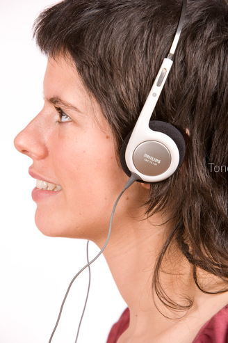 chica escuchando música