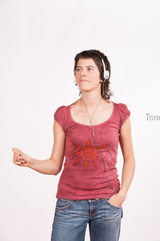 chica escuchando música