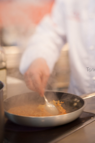 Cocinando salsa de herizos