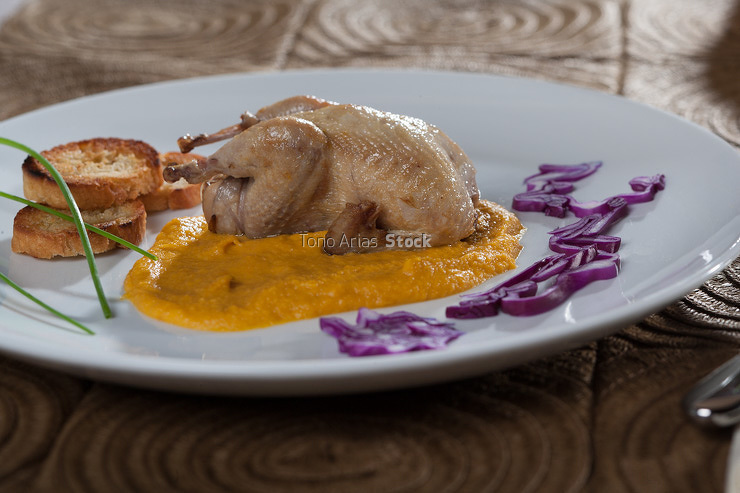 Codorniz en salsa de zanahoria