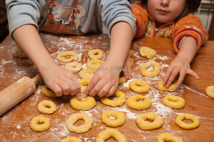 Haciendo roscas en la cocina