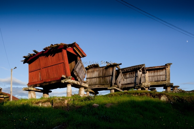 Horreos en ruinas, provincia de Ourense, Galicia