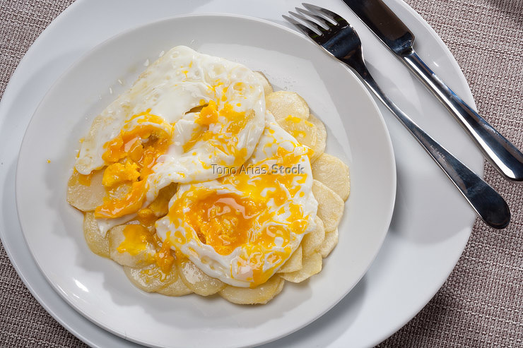 Huevos con patatas fritas