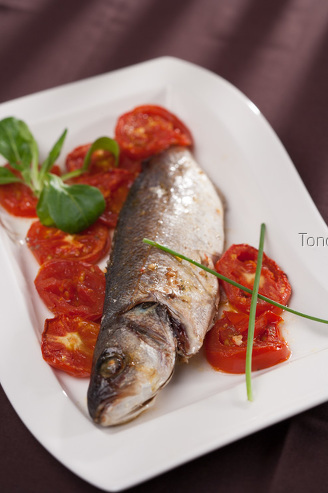Lubina con tomate