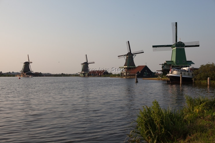 Molinos de viento tradicionales en Zaanse schans,Holanda, paises