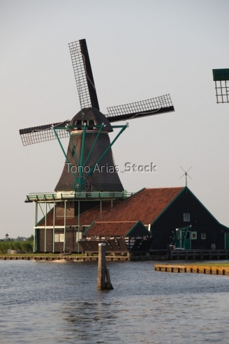 Molinos de viento tradicionales en Zaanse schans,Holanda, paises