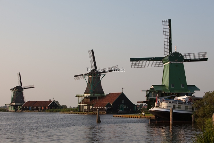 Molinos de viento tradicionales en Zaanse schans,Holanda, paises