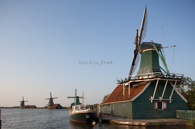 Molinos de viento tradicionales en Zaanse schans,Holanda, paises