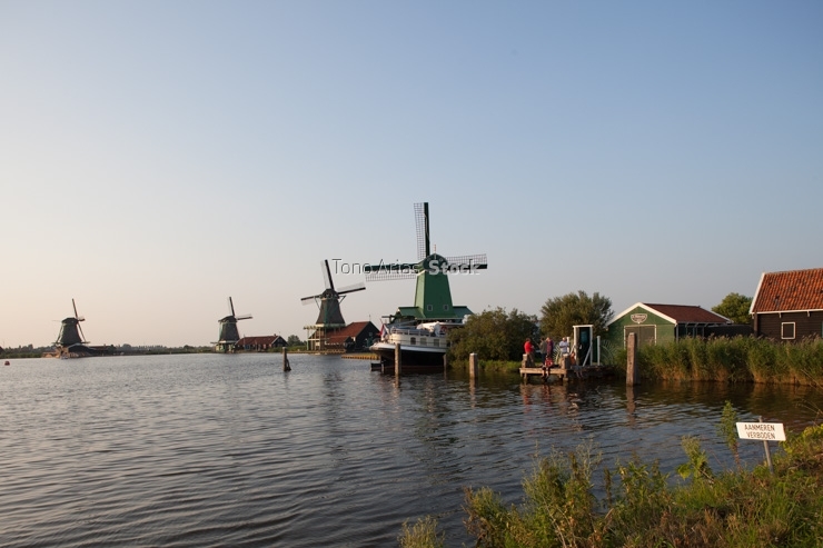 Molinos de viento tradicionales en Zaanse schans,Holanda, paises