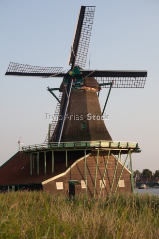 Molinos de viento tradicionales en Zaanse schans,Holanda, paises