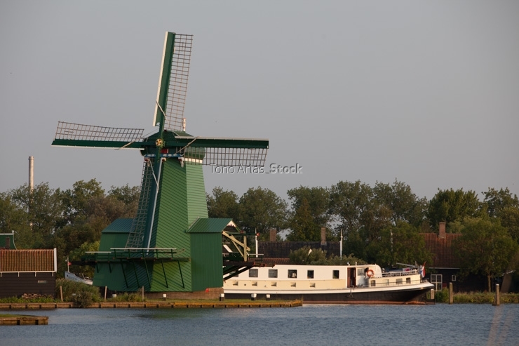 Molinos de viento tradicionales en Zaanse schans,Holanda, paises
