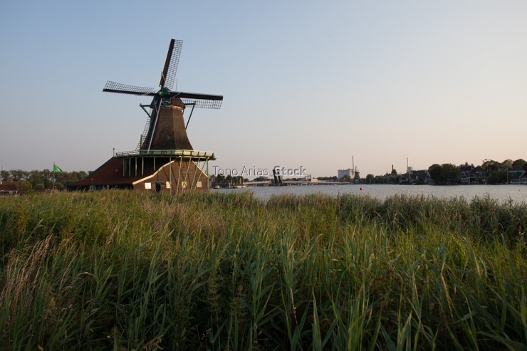 Molinos de viento tradicionales en Zaanse schans,Holanda, paises