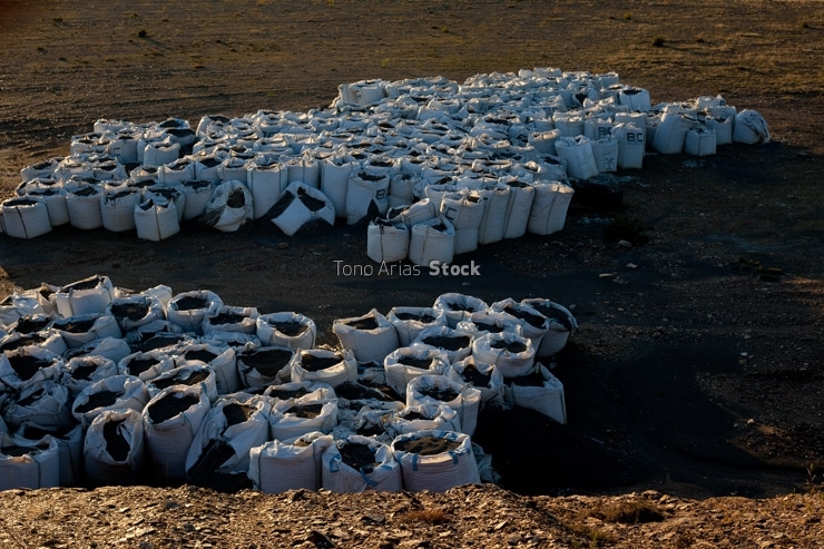 Montón de terra abandonada en Dozón