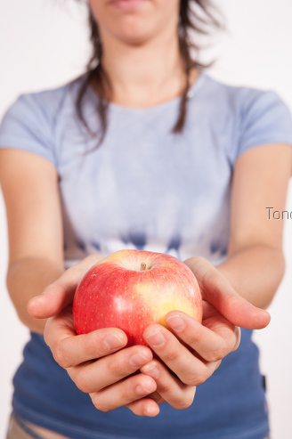 mujer con fruta