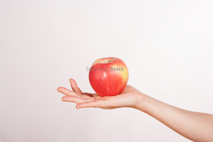 mujer con fruta
