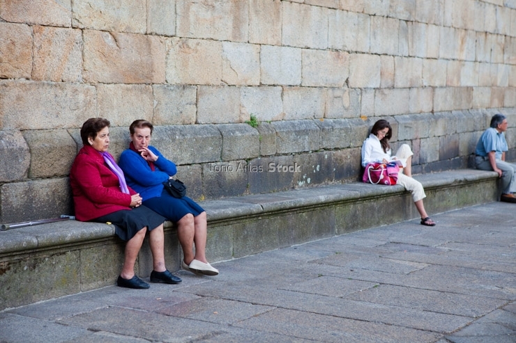 Mujeres en la plaza de la Quintana, Santiago de Compostela, Gali