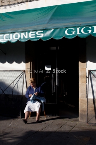 Muller cosendo nas rúas de Santiago de Compostela, Galicia