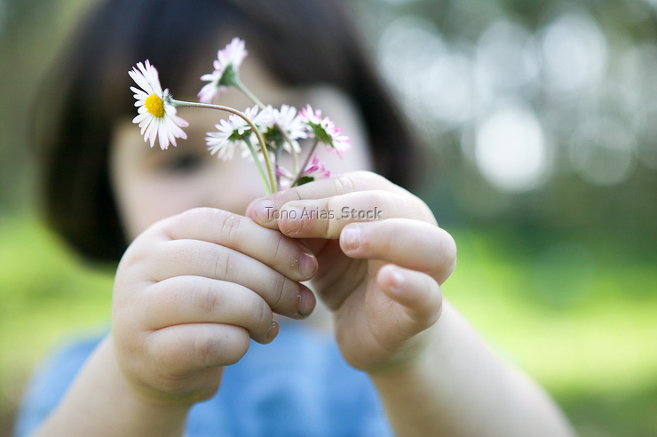 Nena con flores