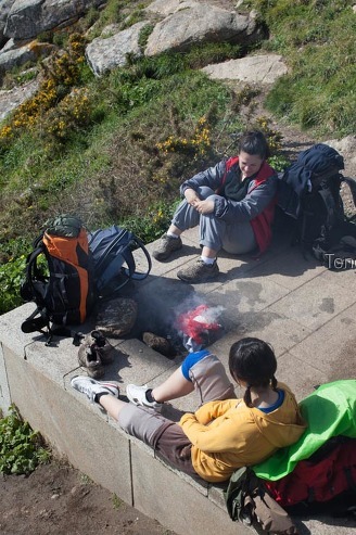 Peregrinos quemando sus ropas en finisterre, Galicia