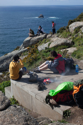 Peregrinos quemando sus ropas en finisterre, Galicia