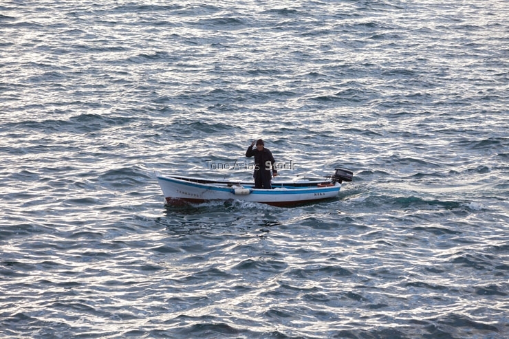 Pescador na ría da Muros, Noia, Galicia