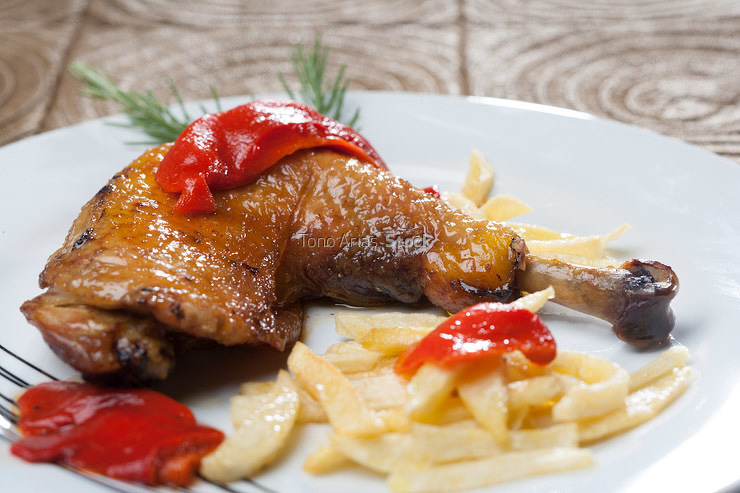 Pollo con patatas fritas y pimiento