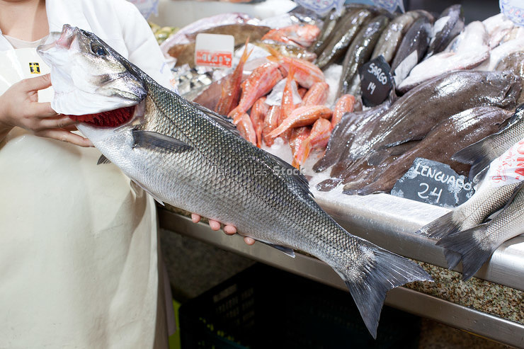 Puesto de pescado, mercado de Santiago , Galicia