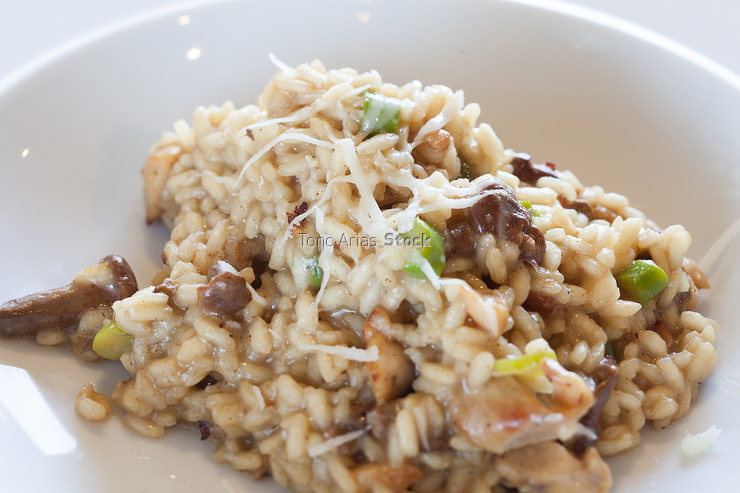 Risotto de conejo, trompeta de los muertos y verduras
