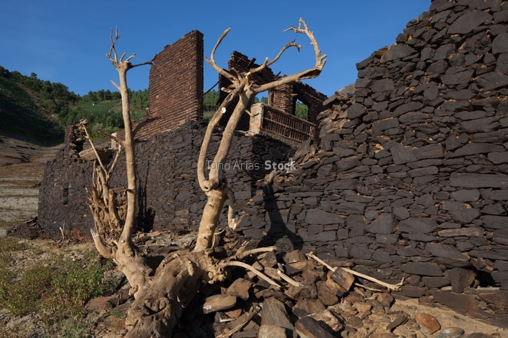 Ruinas, Embalse río Miño, zonas inundadas, embalse de Belesar,