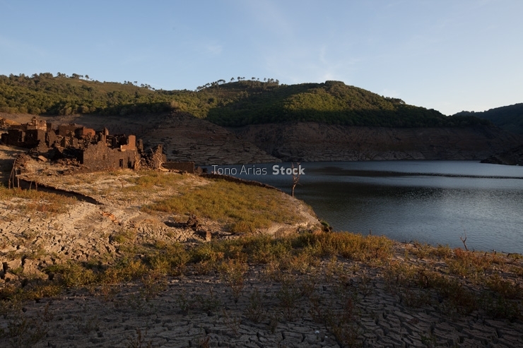 Ruinas, Embalse río Miño, zonas inundadas, embalse de Belesar,