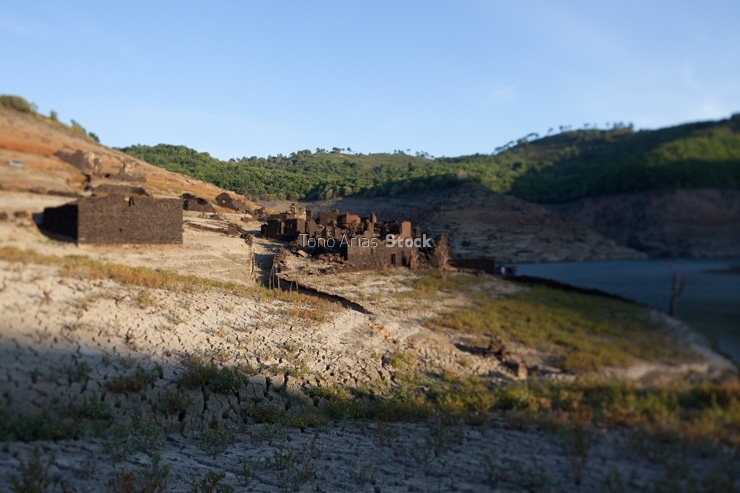 Ruinas, Embalse río Miño, zonas inundadas, embalse de Belesar,