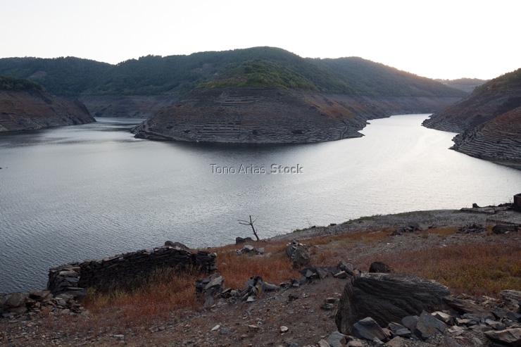 Ruinas, Embalse río Miño, zonas inundadas, embalse de Belesar,