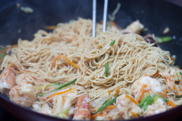 Salteado de langostinos, shiitake y fideos orientales verduritas