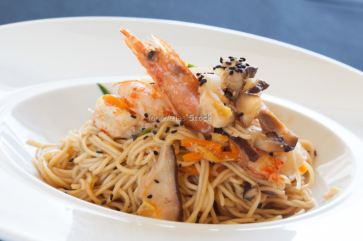 Salteado de langostinos, shiitake y fideos orientales verduritas