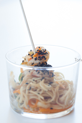 Salteado de langostinos, shiitake y fideos orientales verduritas