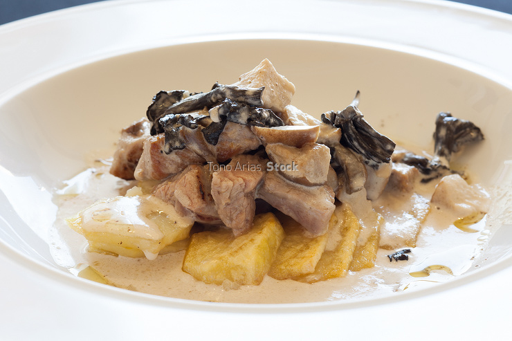 Slateado de lomo de ternera con salsa de trufas y setas