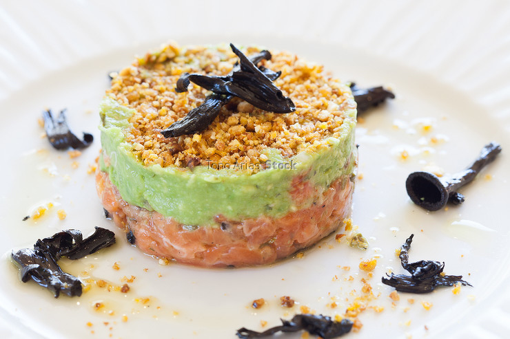 Tartar de Salmón y cantarela con guacamole y maiz crujiente