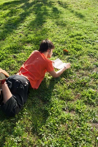 xoven lendo no parque