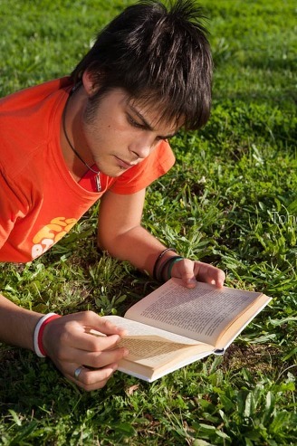 xoven lendo no parque