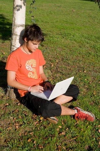 xoven lendo no parque