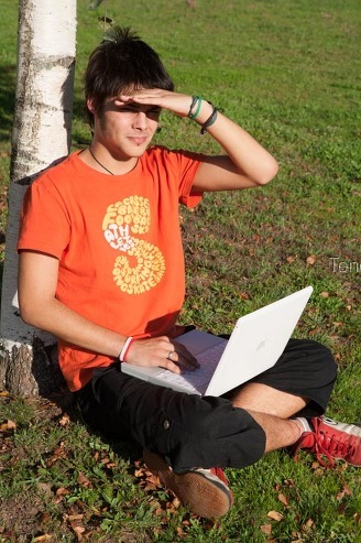 xoven lendo no parque